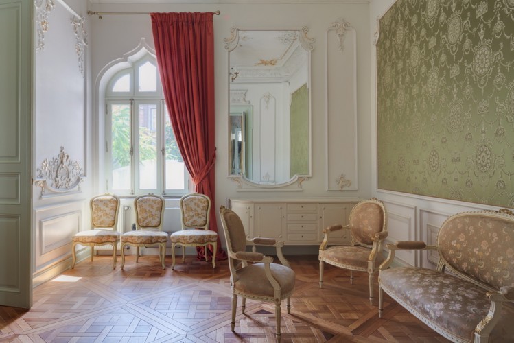 Proiect Realizat cu tesaturi italiene - vila piata Romana - tapet mural verde, draperii catifea - soare
